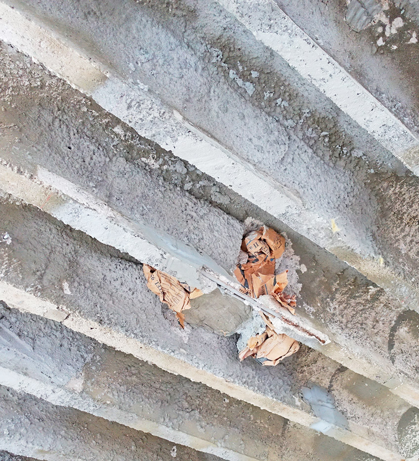 Bauen im Bestand: Freiliegende Bewehrung in der Rippendecke vor der Sanierung Bauen im Bestand: Freiliegende Bewehrung in der Rippendecke vor der Sanierung
