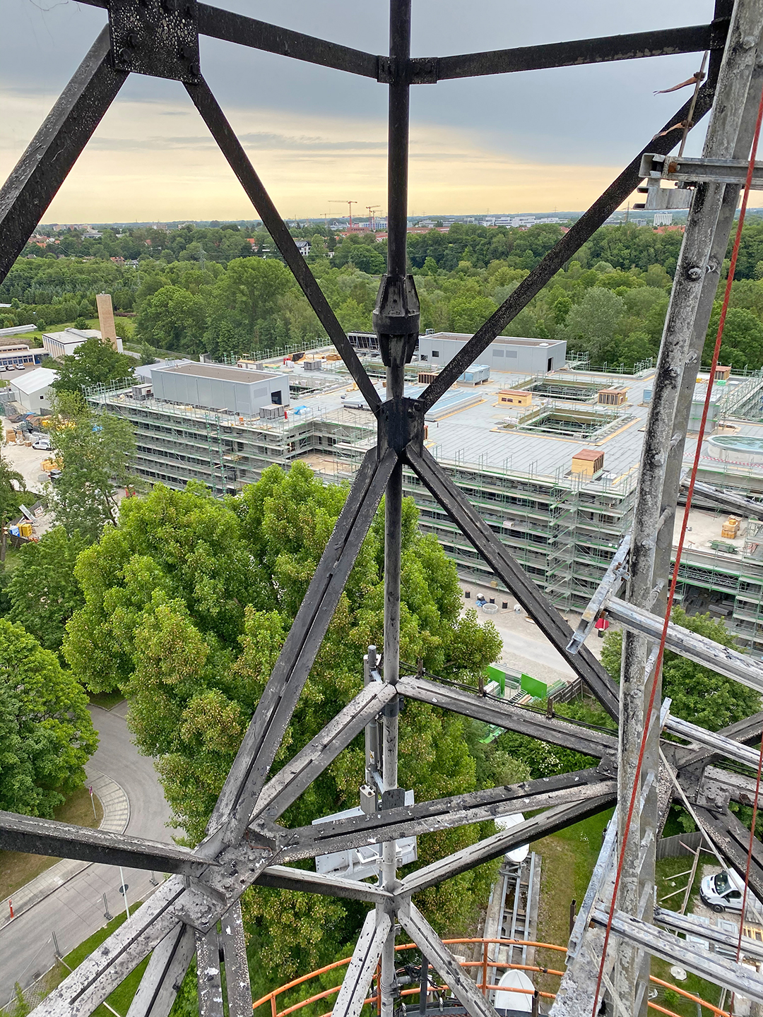 Brandschaden an einem Antennenmast Brandschaden an einem Antennenmast