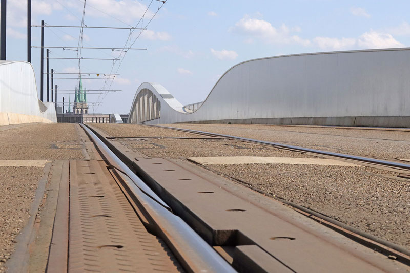 Kienlesbergbrücke in Ulm: Geringer Fahrbahnaufbau durch präzise Untersuchung, Berechnung und Planung Kienlesbergbrücke in Ulm: Geringer Fahrbahnaufbau durch präzise Untersuchung, Berechnung und Planung