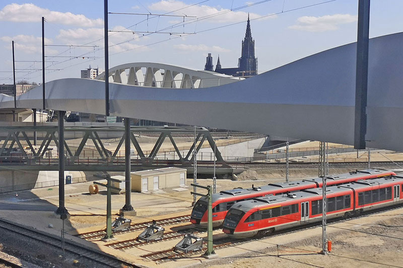 Moderne Verkehrsinfrastruktur in der Stadtmitte: die Kienlesbergbrücke nahe dem Ulmer Hauptbahnhof
