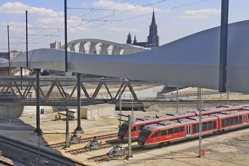 Moderne Verkehrsinfrastruktur in der Stadtmitte: die Kienlesbergbrücke nahe dem Ulmer Hauptbahnhof Moderne Verkehrsinfrastruktur in der Stadtmitte: die Kienlesbergbrücke nahe dem Ulmer Hauptbahnhof