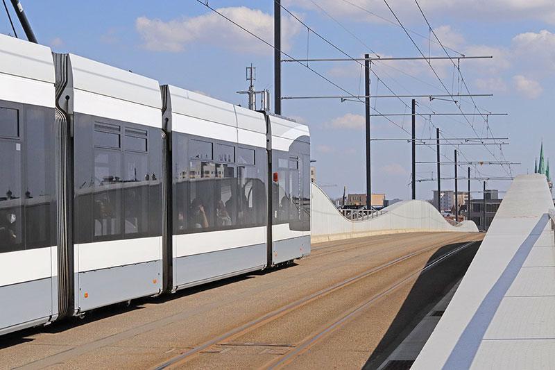 Zweispurige Trambahnstrecke auf der Kienlesbergbrücke Ulm Zweispurige Trambahnstrecke auf der Kienlesbergbrücke Ulm
