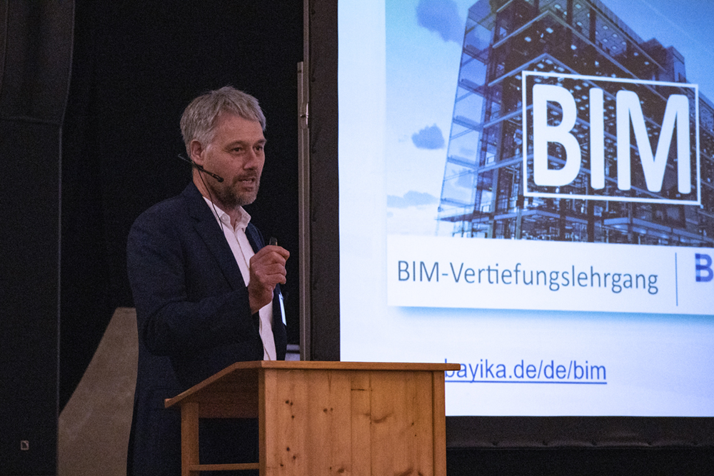Dr.-Ing. Markus Hennecke beim "BIM in der Praxis: 1. Erfahrungsaustausch für die Region Süd/Ost-Bayern" 