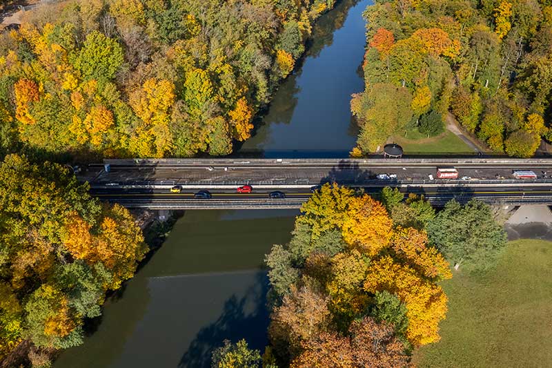 Nachrechnung Stufe 1+2 Hainbrücke Bamberg / Luftaufnahme der Hainbrücke Bamberg (Quelle: Reinhold Möller, Bamberg Hainbrücke Luftaufnahme-20211023-RM-105746, CC BY-SA 4.0)