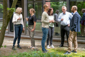 Die Kolleginnen und Kollegen bei einer verdienten Kaffeepause im schönen begrünten Innenhof / ZM-I Regensburg
