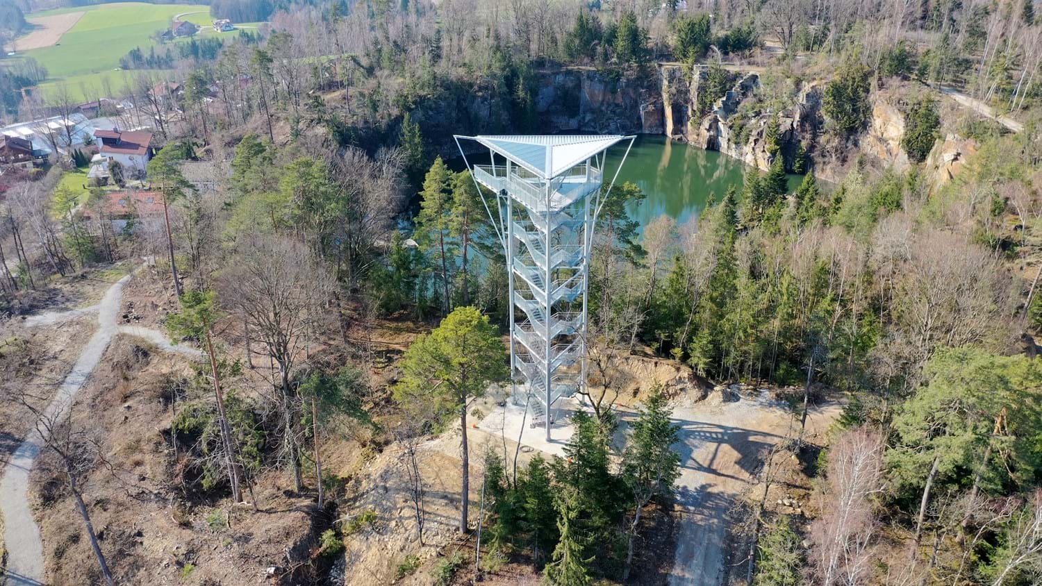 Planung eines 25 m hohen Stahlturm mit dreischenkligem Dreieck.