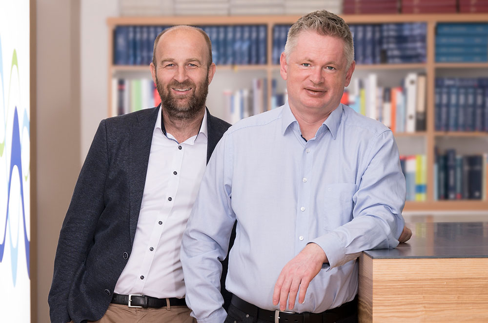 Die beiden Prüfingenieure Michael Buchner (links) und Wolfgang Niedermeier (rechts)